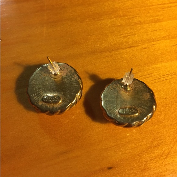 Gold and faux pearl stud earrings. - Picture 2 of 3